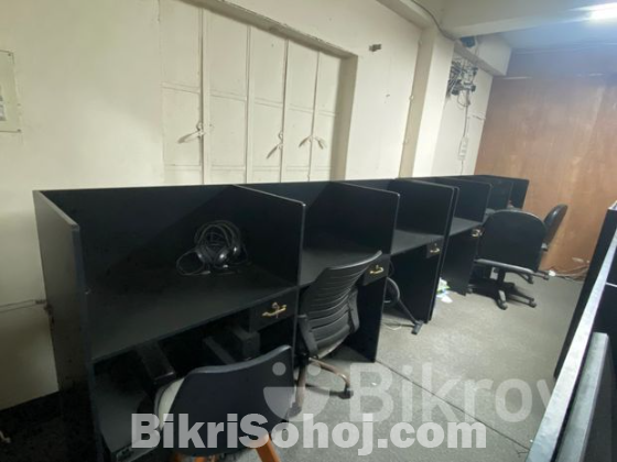 তিন সিটের দুইটি ডেস্ক বিক্রয় করা হবে